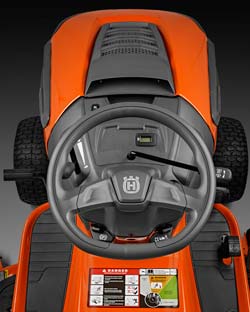 Husqvarna TC142T Cutting grass